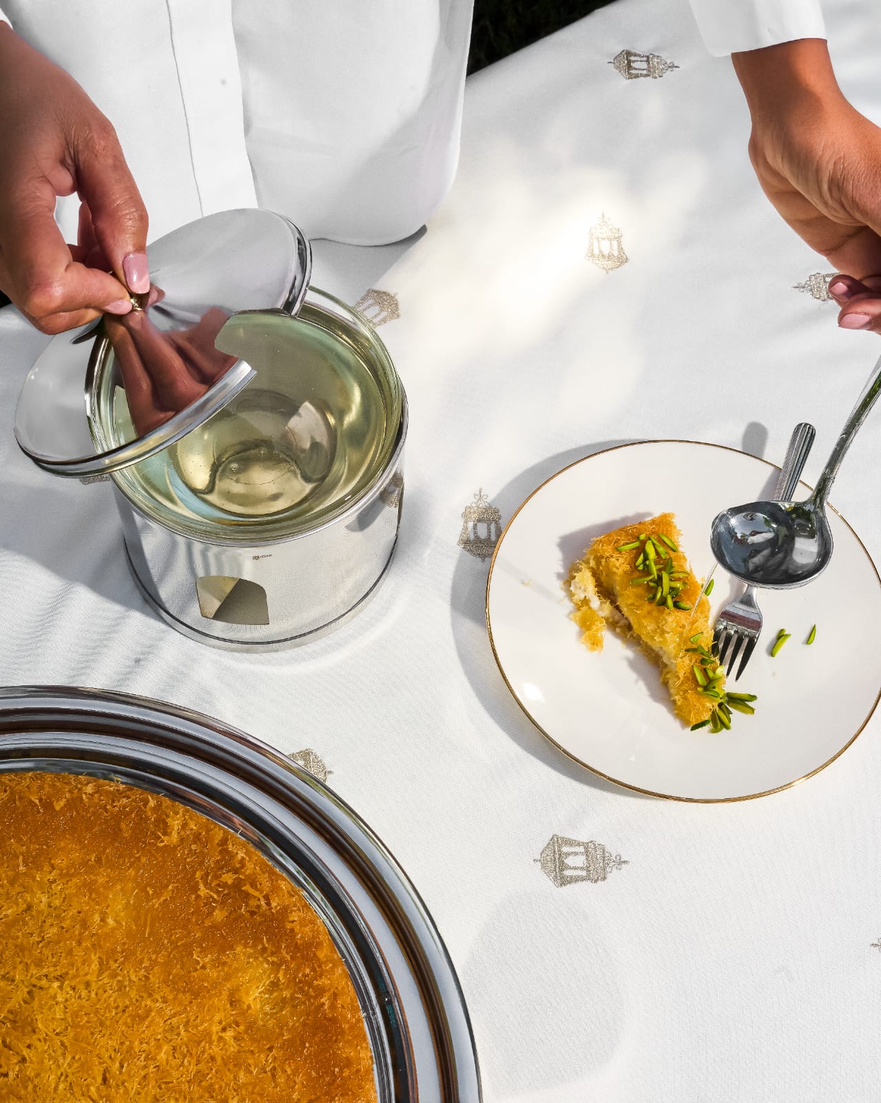 Kunafa tray and syrup bowl