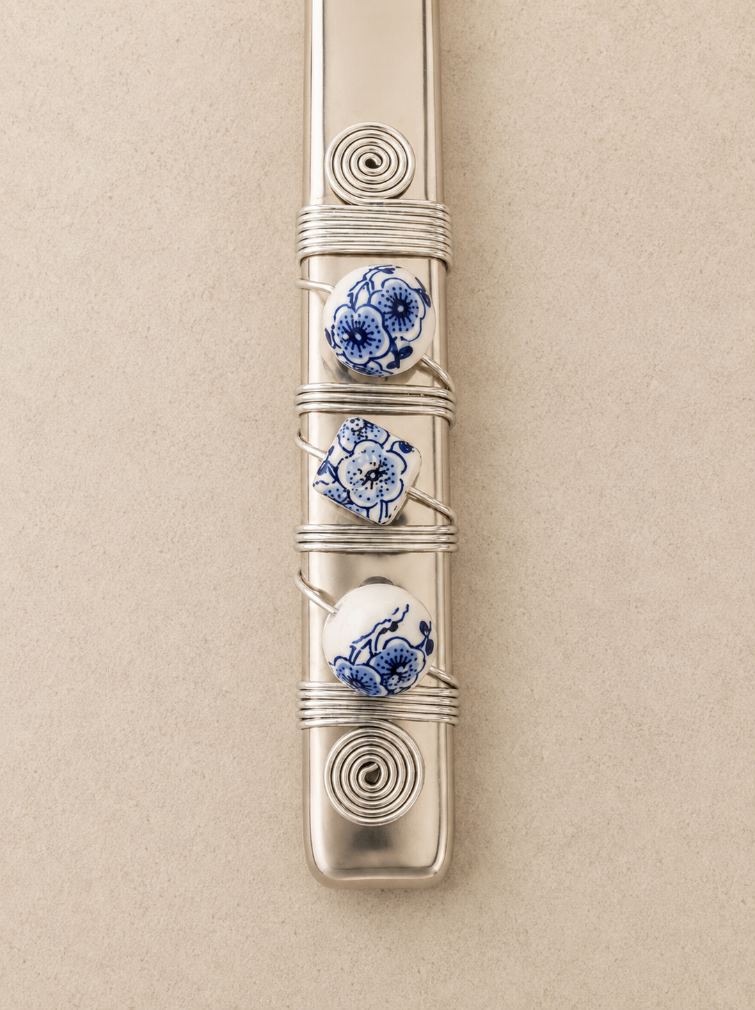 Pasta tong with  bleu blanc beads