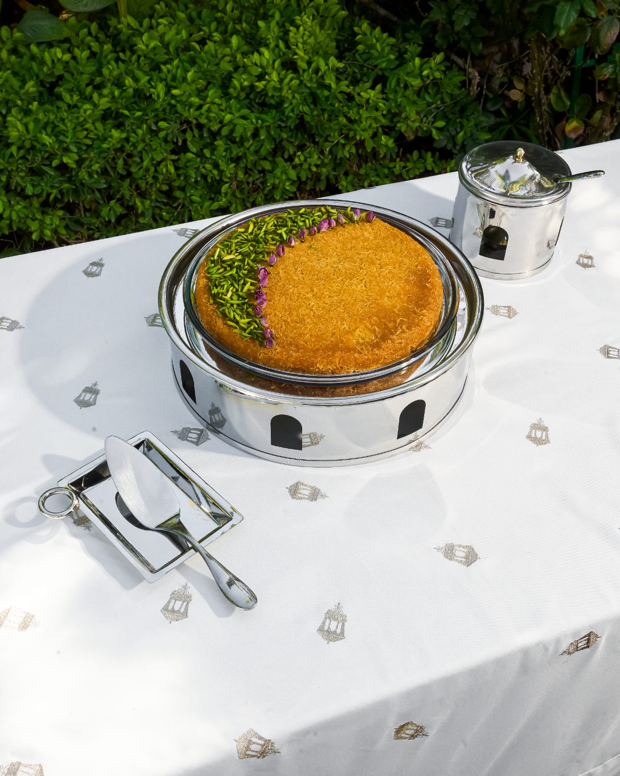 Kunafa tray and syrup bowl